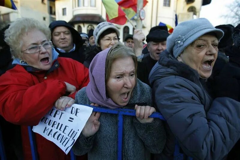 Почему бабушка кричит. Агрессивная бабушка. Бабки на митинге. Кричащие бабки.