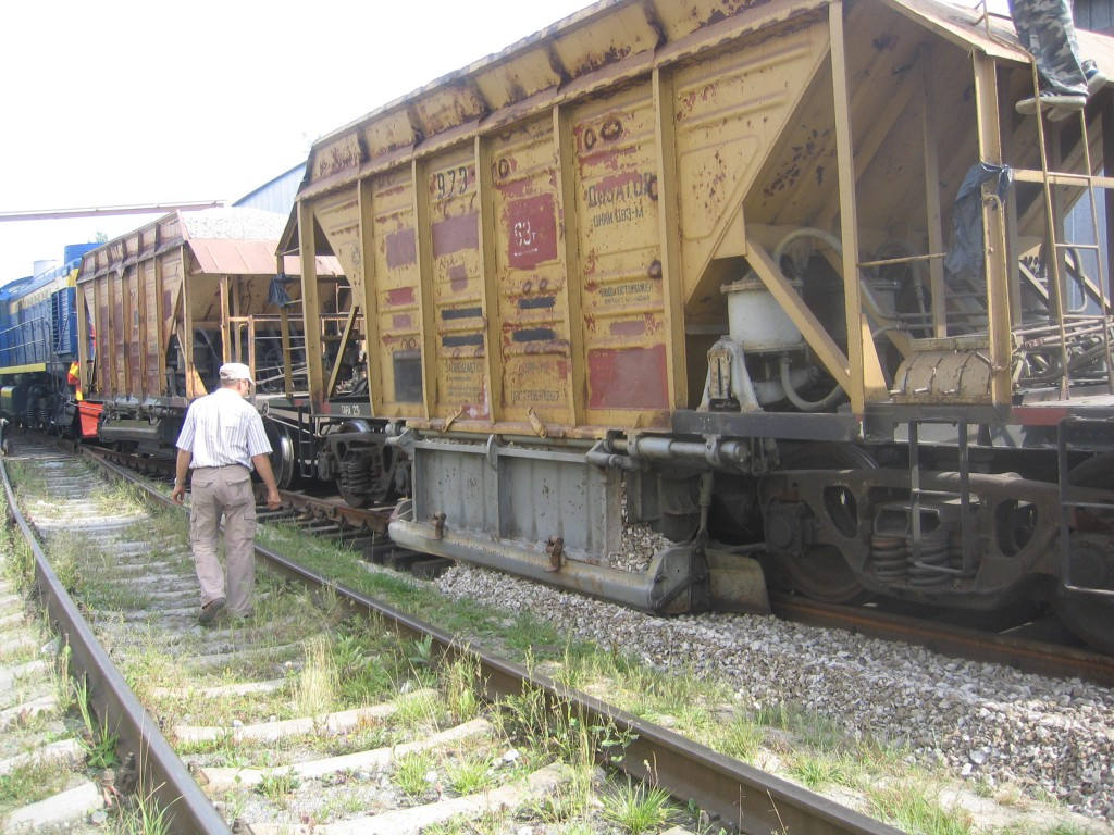 выгрузка балласта. хоппер-дозаторный вагон впм-770. балластировка жд пути. щебнеочистительная машина сч-1000. хоппер-дозатор впм-770.