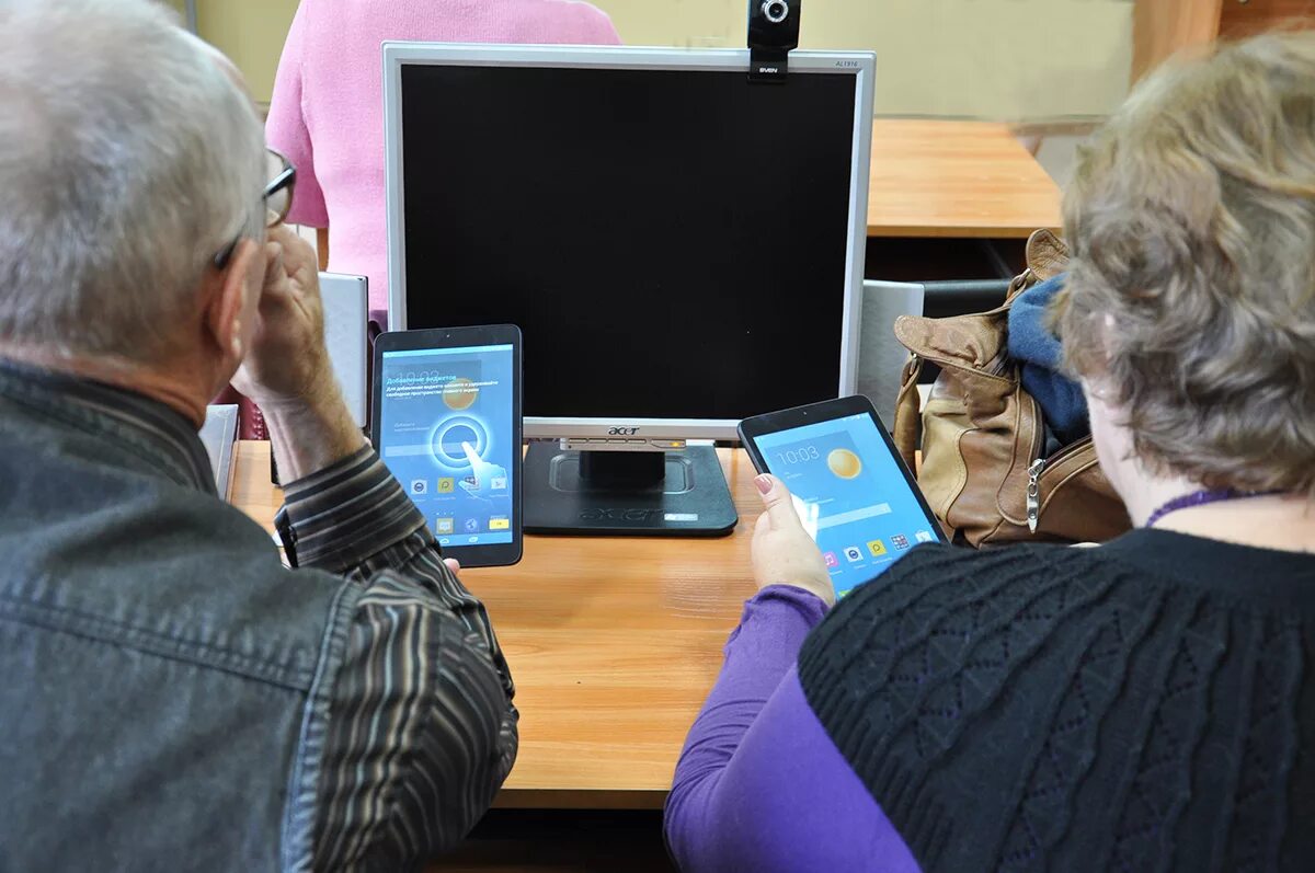 Мобильный интернет для пенсионера. Компьютерная грамотность для пожилых людей. Пенсионер с планшетом. Смартфон для пожилых. Образование для пожилых.