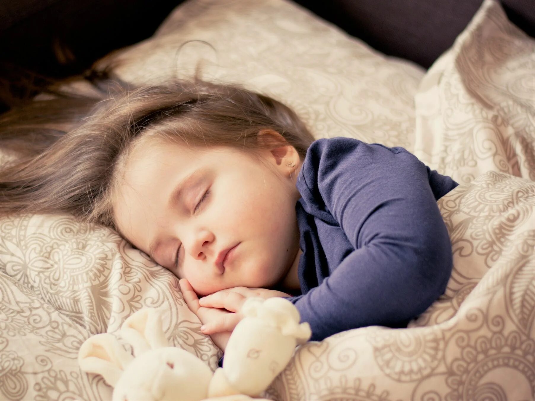 Спящие девочки картинки. Спящий ребенок. Здоровый сон.