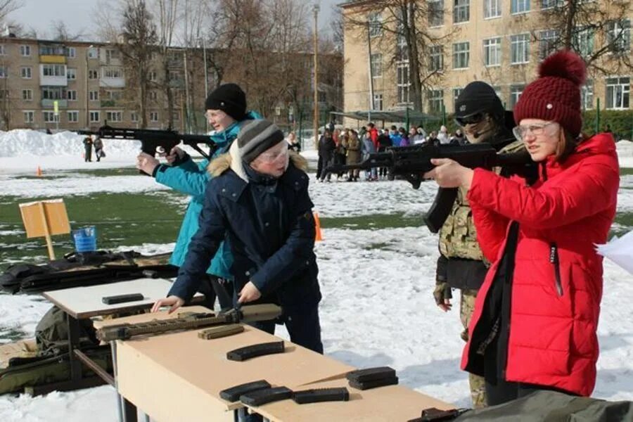 Зарница 23 февраля на улице. Зарница соревнования. Военно-спортивные игры. Зимняя Зарница на улице. Зимняя военно-спортивная игра.