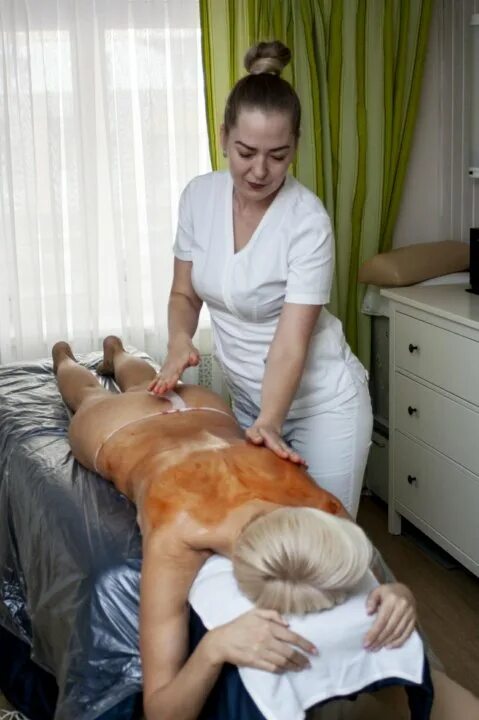 Древний массажист. Урологический массаж. Платья для массажа. Медведь массажист. Массажист мужчина красивый.