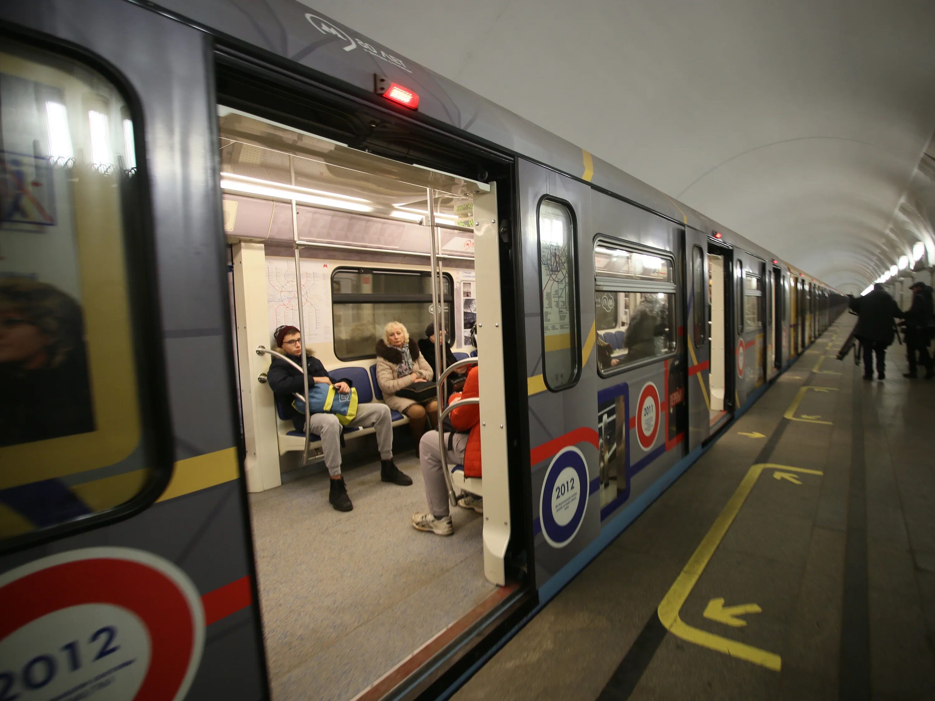 Метро поезда Московского метрополитена. Поезда на кольцевой линии метро. Электричка метро. Станция метро с поездом.