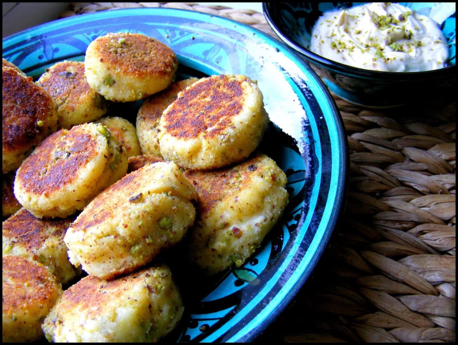 Котоетки из рыбных консерв. Котлеты из свиного фарша. Котлеты из свиного фарша с картофелем. Для чего добавляют картошку в котлеты. Котлеты из вареной картошки.