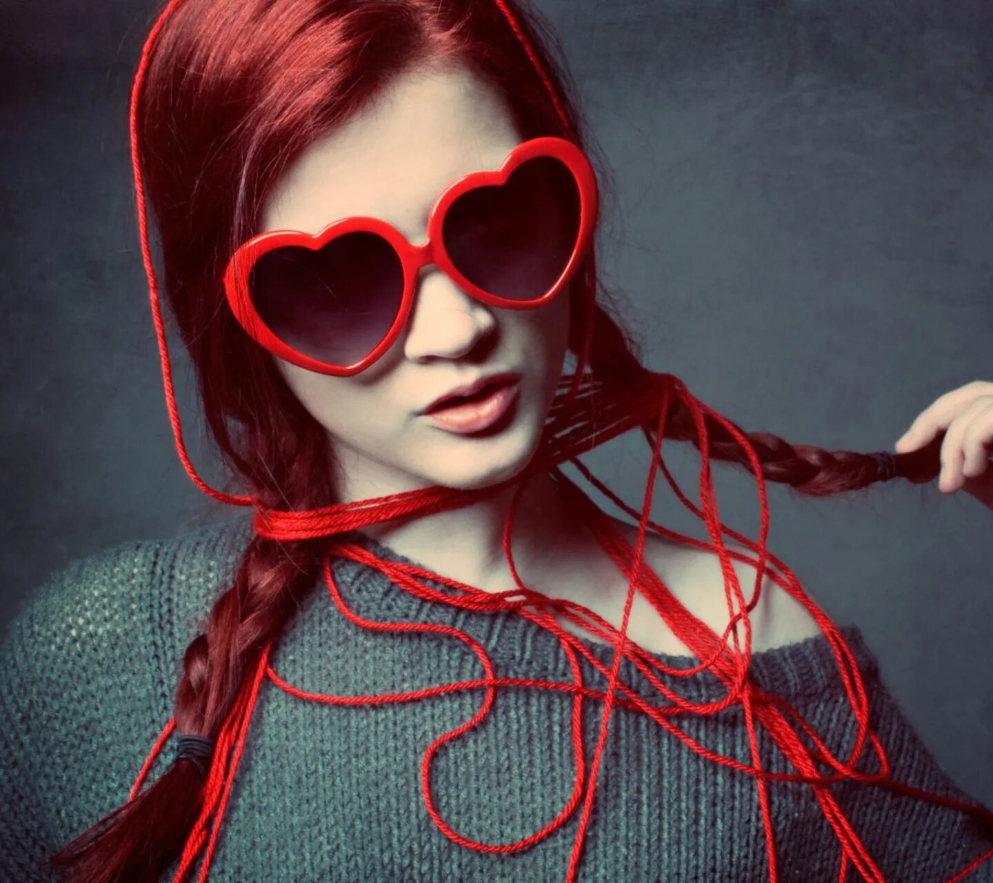 Рыжая девушка в очках. Аватарки в Красном стиле. Девушка в красных очках. Красная аватарка.