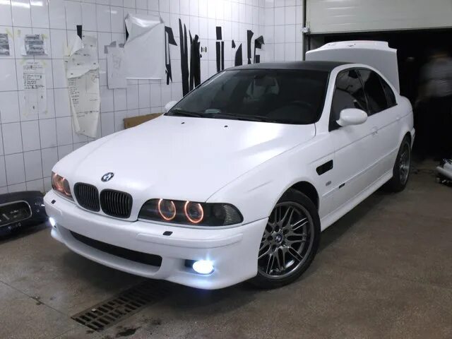 39 99 г. БМВ е39 белая. БМВ 39 белая. BMW e39 в белом цвете. М5 е39 белая.