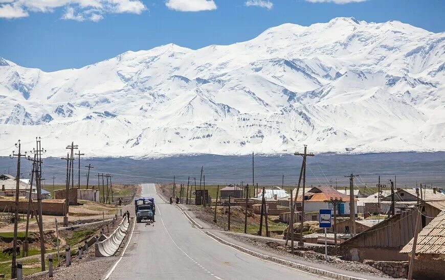 Поселки киргизии. Алайская Долина Сары Таш. Поселок Мургаб Таджикистан. Сары-Таш Киргизия. Памирский тракт Киргизия.