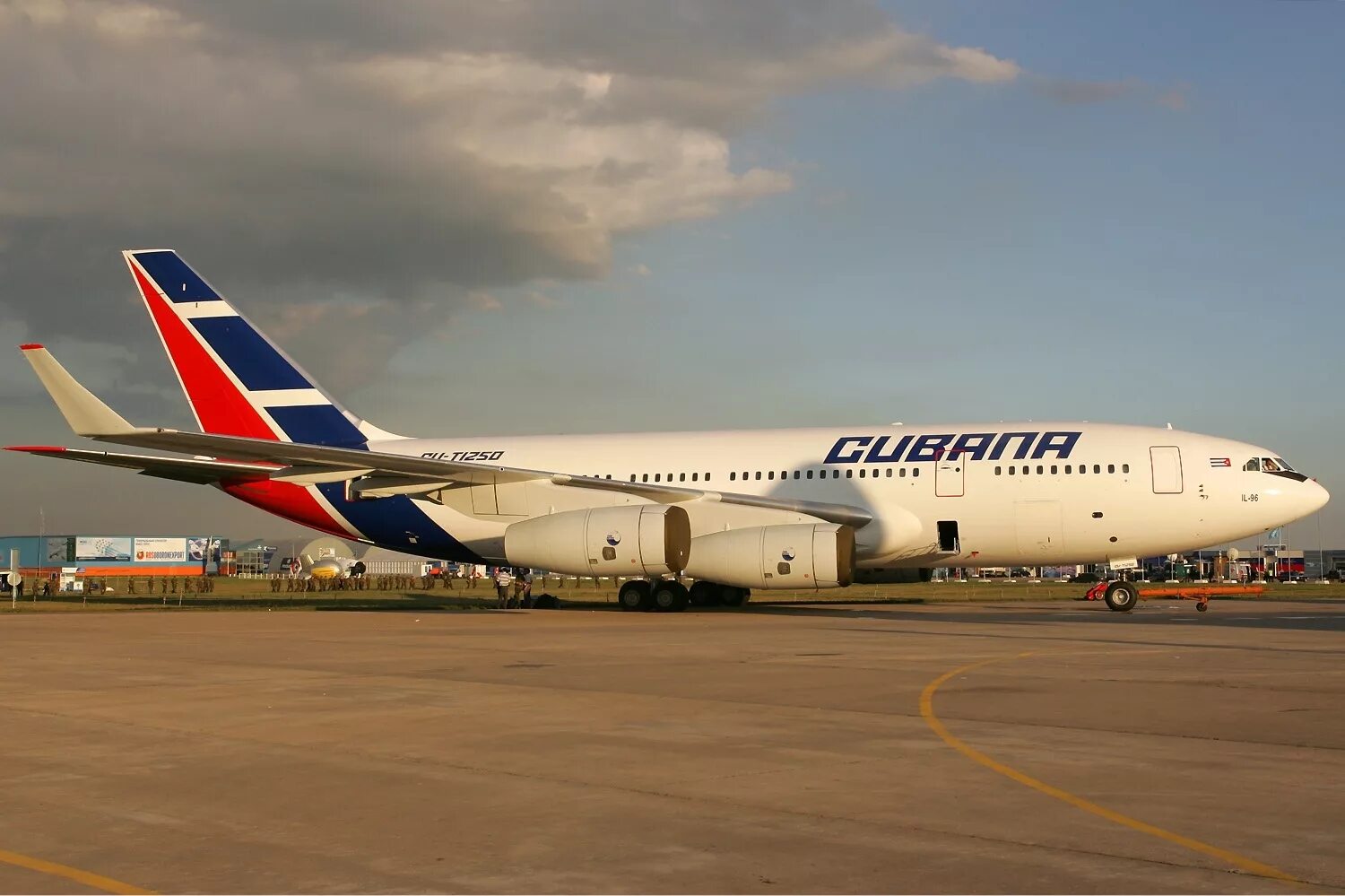 Ил-96-300 аэрофлот ссср. Ил 96 и боинг 747. Ил 96-400 96104. Боинг 96. Ил 96 взлет.