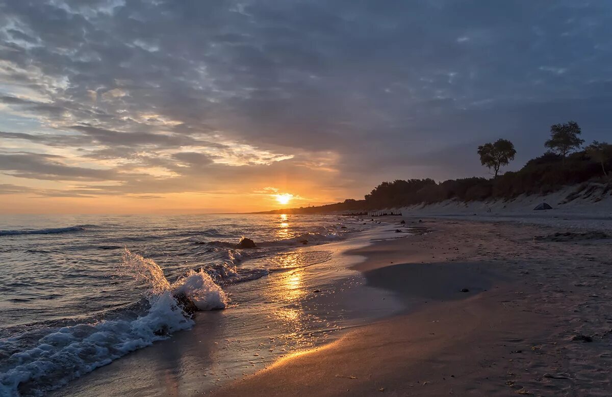 Рассвет на море. Утреннее море. Рассвет на берегу моря. Утро на море. Утро на морском берегу