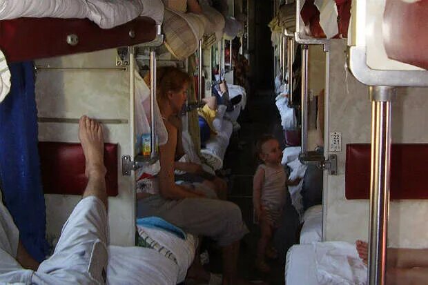 Плацкартный вагон в китае. Плацкарт пассажиры. Спальные места в поезде. Спальные места в вагоне. Самый дешевый поезд плацкарт.