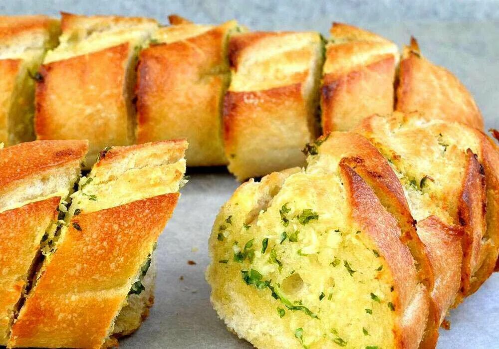 Рецепт хлеб чеснок масло. Багет с чесноком. Багет с сыром чесноком и зеленью. Багет с сыром и чесноком в духовке. Батон с сыром в духовке.