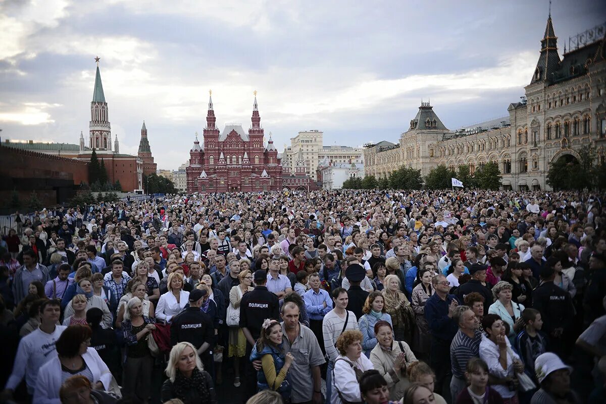 Сколько жителей в московском. Толпа на красной площади. Много людей на площади. Толпа людей в Москве. Много народу на красной площади.