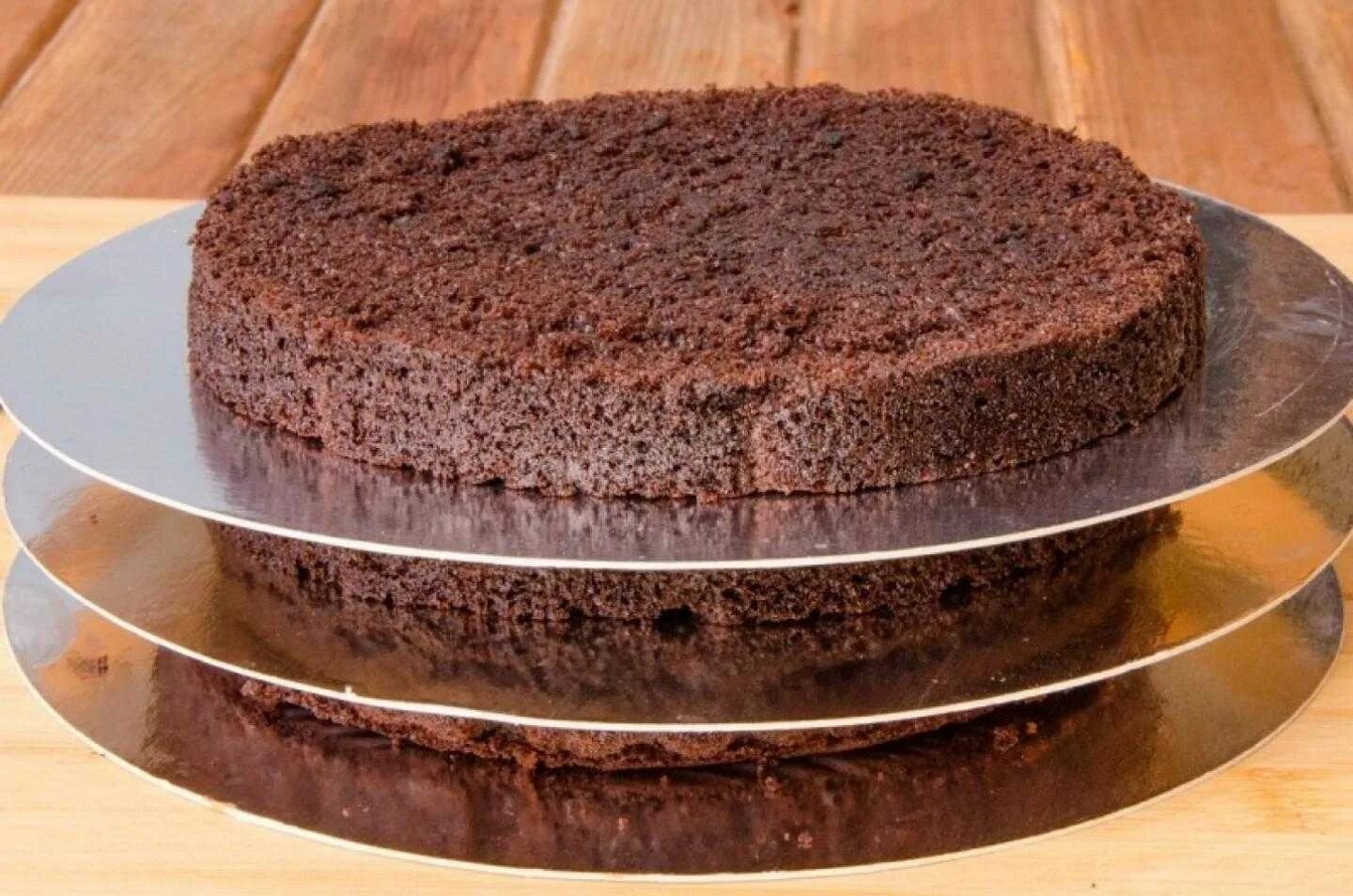 Коржи для торта. Коржи для торта бисквитные. Шоколадный бисквит для торта пышный. Торт с шоколадными коржами. Легкие коржи для торта