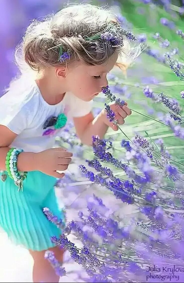 Дети и природа. Красивые дети природа. Аромат цветов. Девочка нюхает цветок. Аромат цветущих дней