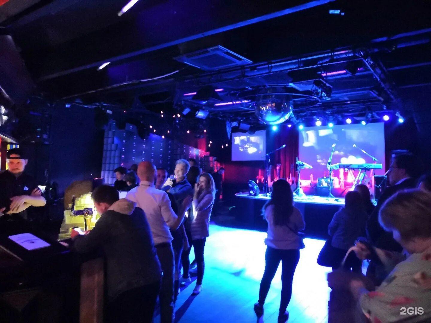 16 тонн концерт. Бар 16 тонн москва. Коуб 16 тонн. 16 тонн арбат. Клуб 16 тонн пресненский вал.