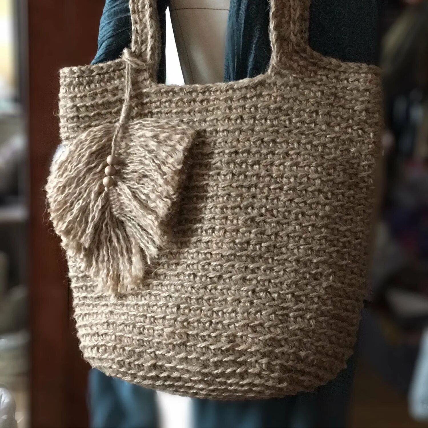 Сумка из рафии hm. Сумка шоппер вязаная из джута. Сумка шоппер джута сумка. Как связать сумку из джута. Сумка прада из рафии.