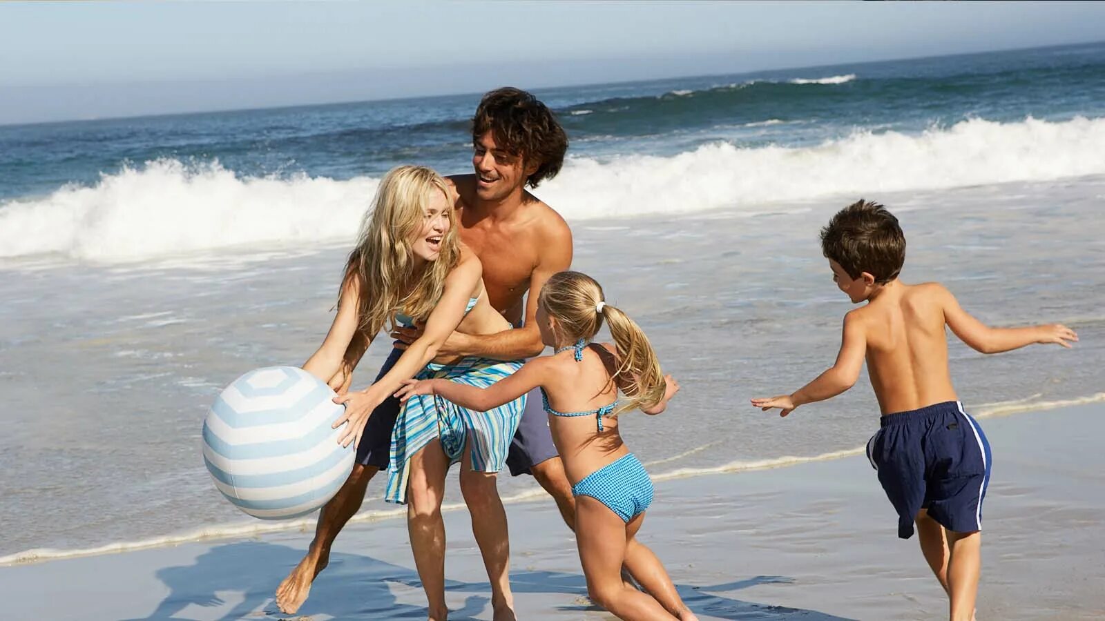 Дети на море. Семья на пляже. Дети на море с родителями. Детишки на пляже. Naturistin com