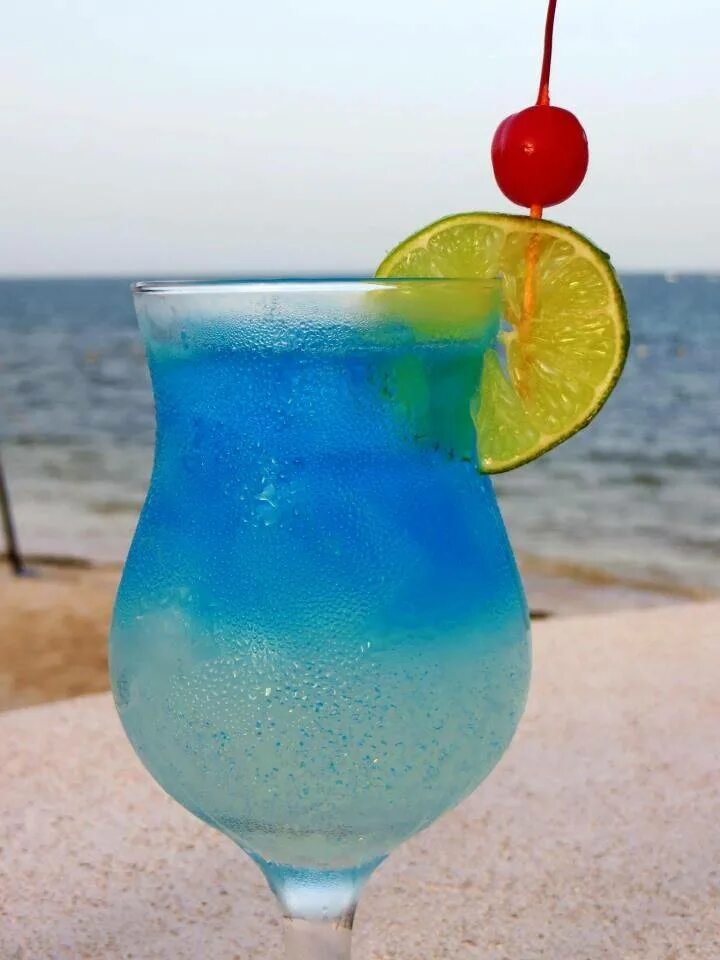 Голуба лагуна коктейль. Голубая лагуна коктейль. голубая лагуна blue lagoon коктейль. голубая лагуна коктейль алкогольный. пина колада голубая лагуна.