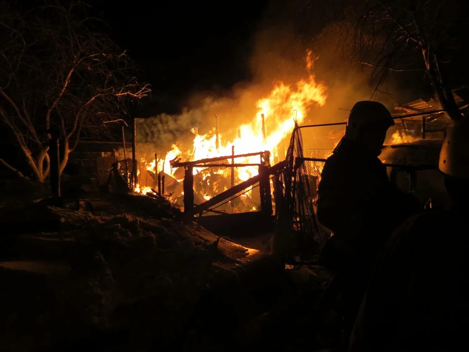 Пожар подлежит. Пожар в Каменске-Уральском сегодня старый Каменск.