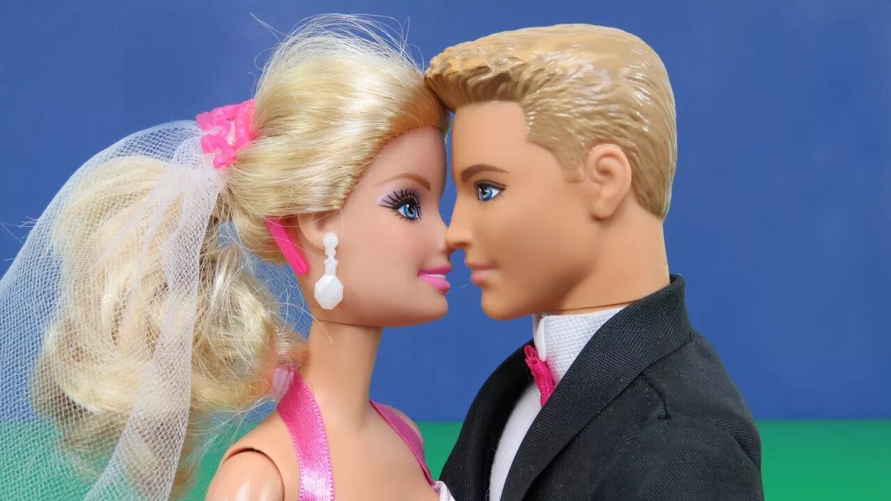 Куклы игрушки видео. Барби и Кен. Куклы Барби и Кен про любовь. Кен из Барби.