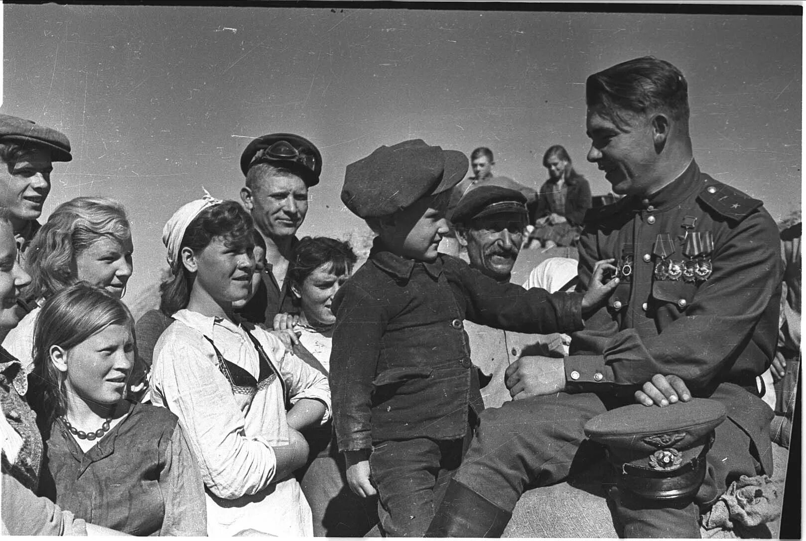 Фотографии великой отечественной войны 1945. Майор Николай Пинчук. Кадры Победы 1945. Победа в Великой Отечественной войне. Великая Отечественная война дети.