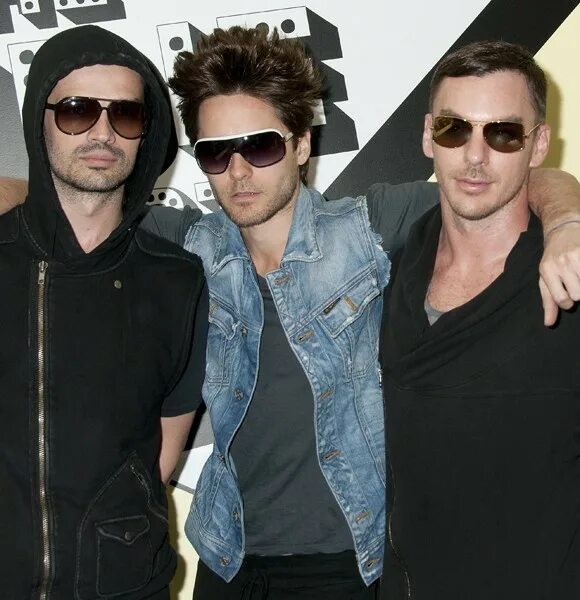 30 seconds to mars лето. 30 seconds to mars в аэропорту.