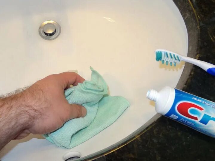 Зубная паста на раковине. Зубная паста в быту. Сливное отверстие для раковины. Зубная паста для уборки. Нужно ли смывать пенку