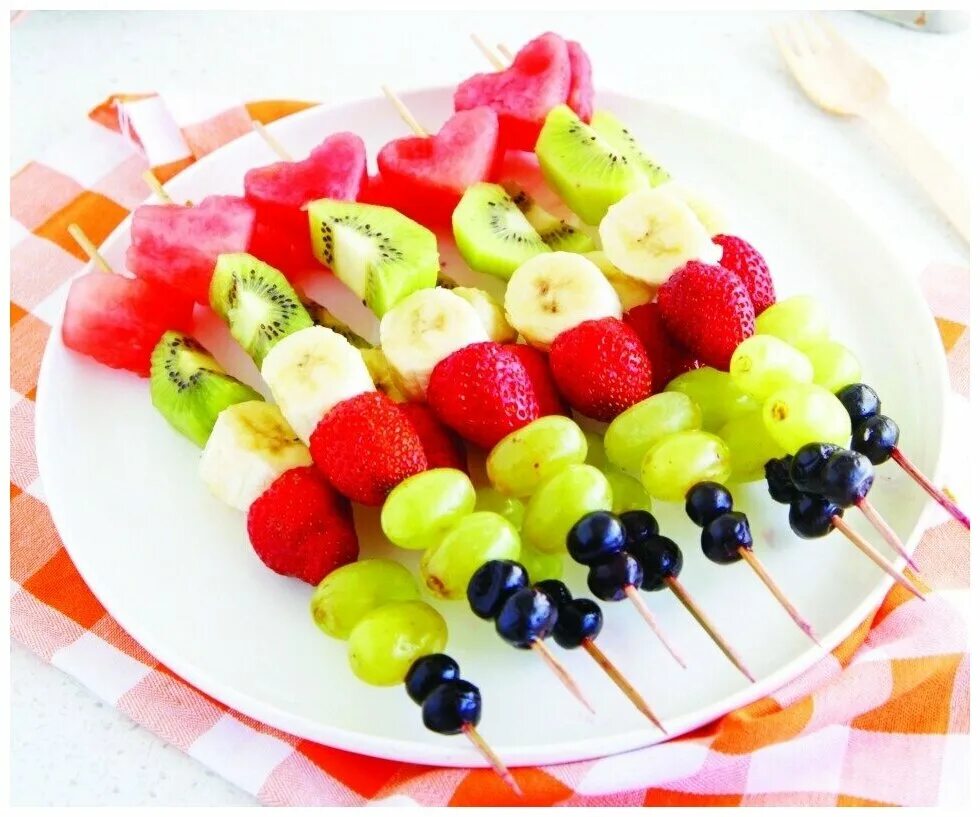 фруктовые канапе. канапе сыр ананас киви. шпажки с моцареллой и черри и маслинами. канапе с перепелиными яйцами на шпажках. канапешки фруктовые.