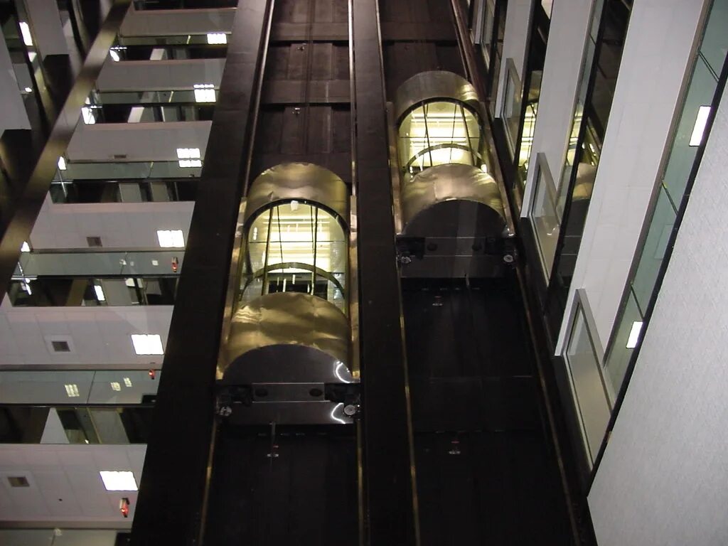 Панорамный лифт Отис. Лифт в небоскребе. Лифты в высотных зданиях. Красивый панорамный лифт.