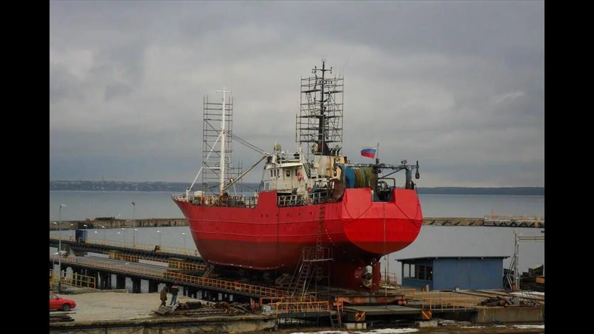 Судно онега. Рыболовное судно Онега. Онега судно Мурманск. Рыболовецкое судно Онега. Рыболовное судно Онега Баренцево море.