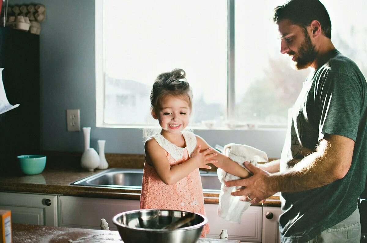 Отец и дочь. Мужчина с дочкой. Девочка с папой. Father daughter home