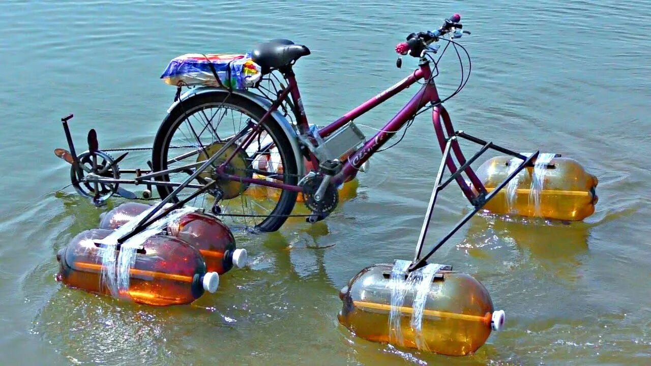 Water bike. Катамаран надувной велопривод. Мотоцикл на катамаране. Катамаран из пивных кег. Водный катамаран из велосипеда.