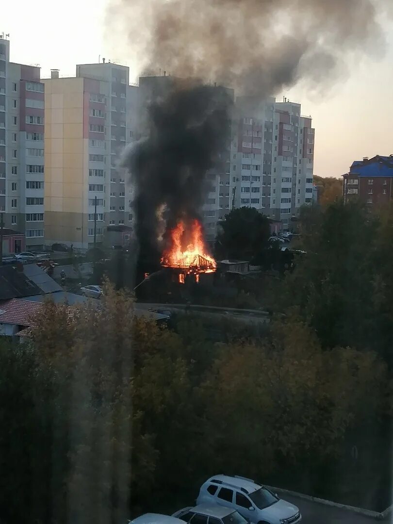 Что случилось в доме сегодня. Дом горит. Сгоревшие здания Тобольск. Пожар в Тобольске. Что горит в Кучино.