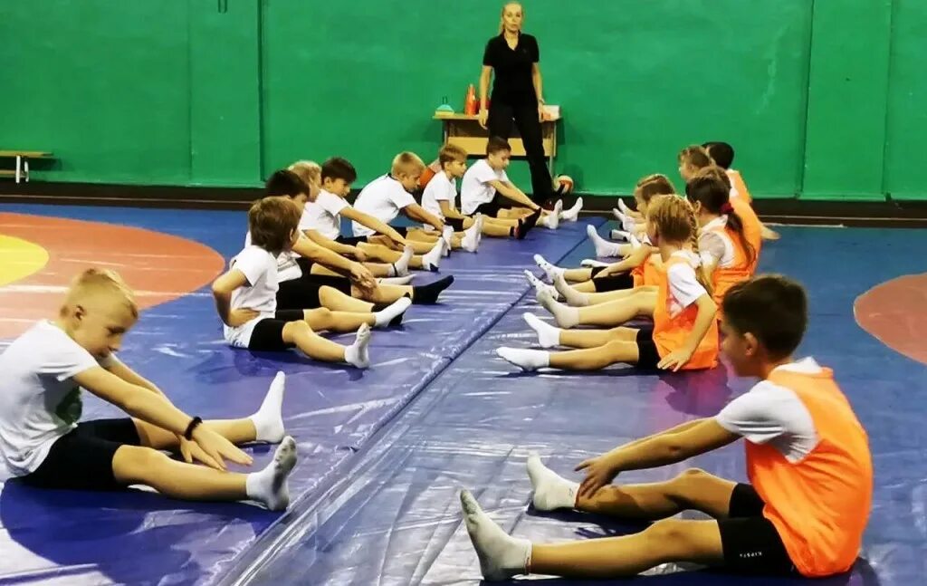 Спортивные дети. Школьники занимаются спортом. Спортивные занятия для детей. Подвижные игры для развития скоростно-силовых качеств. Легкая атлетика верхняя пышма.