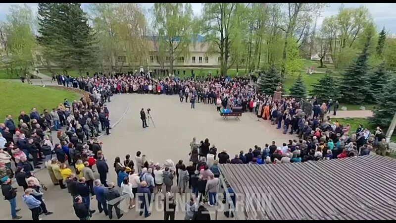 похороны в малоярославце сегодня. похороны малоярославец. похороны в малоярославце. похороны толченкина рязань. владимир чупин майор.