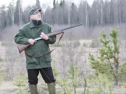 Бродит с ружьем по лесу