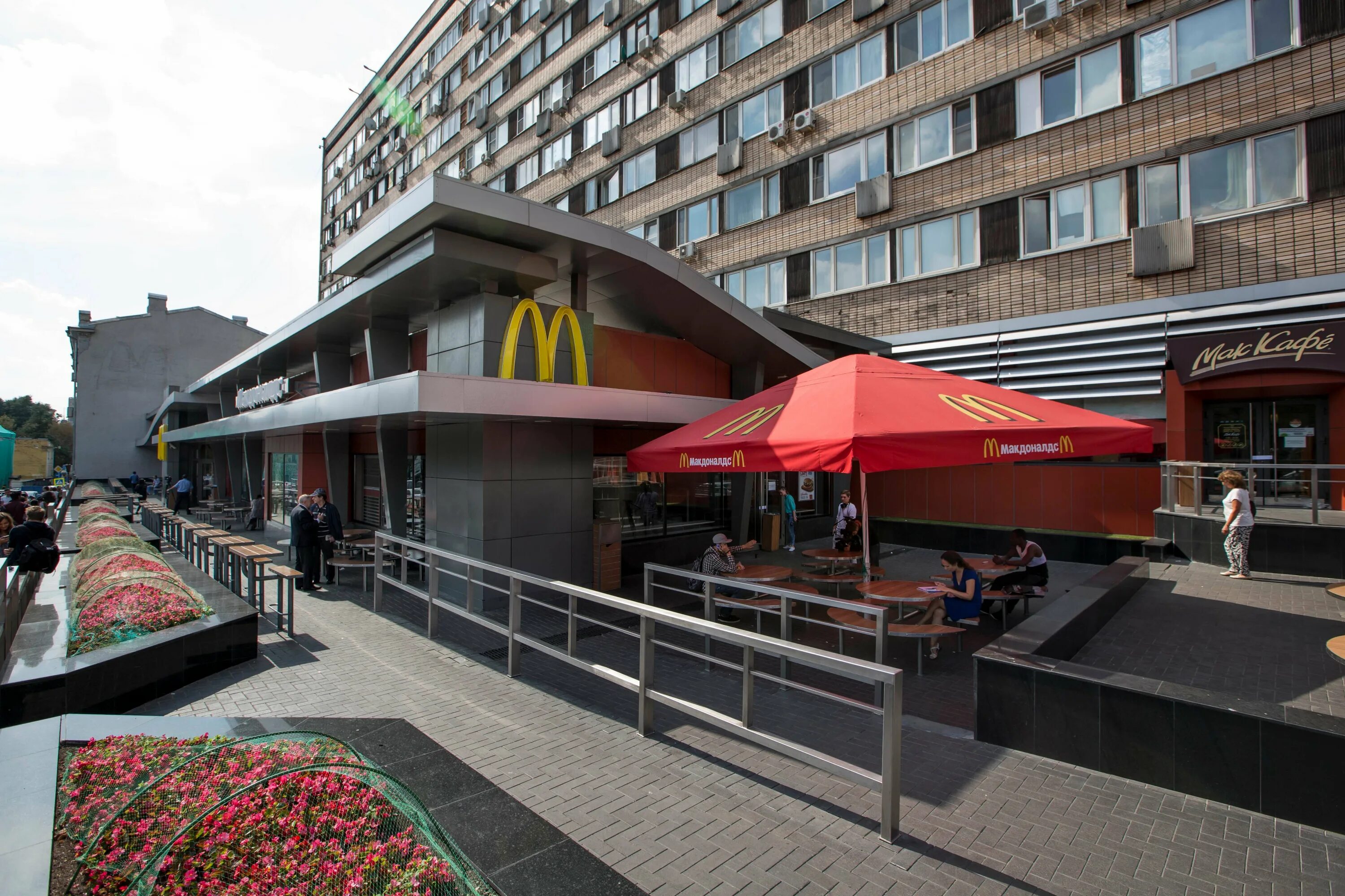 Mcdonald's russia. MCDONALD'S на Пушкинской в Москве. Здание макдональдс в Москве. Старый макдональдс в Москве. Тверская площадь Москва макдональдс.