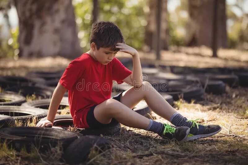 Бигуйщий грустный мальчик. 5 Летний мальчик грустный стоит. Tired boy outside. Sad Assistant boy.