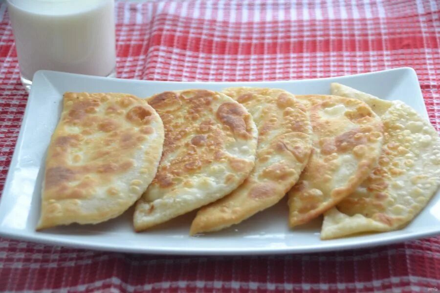 Вкусное тесто на чебуреки с пузырьками хрустящее. Тесто на чебуреки на кипятке. Приготовление теста на чебуреки на кипятке. Тесто на чебуреки на кипятке. Тесто для чебуреков.