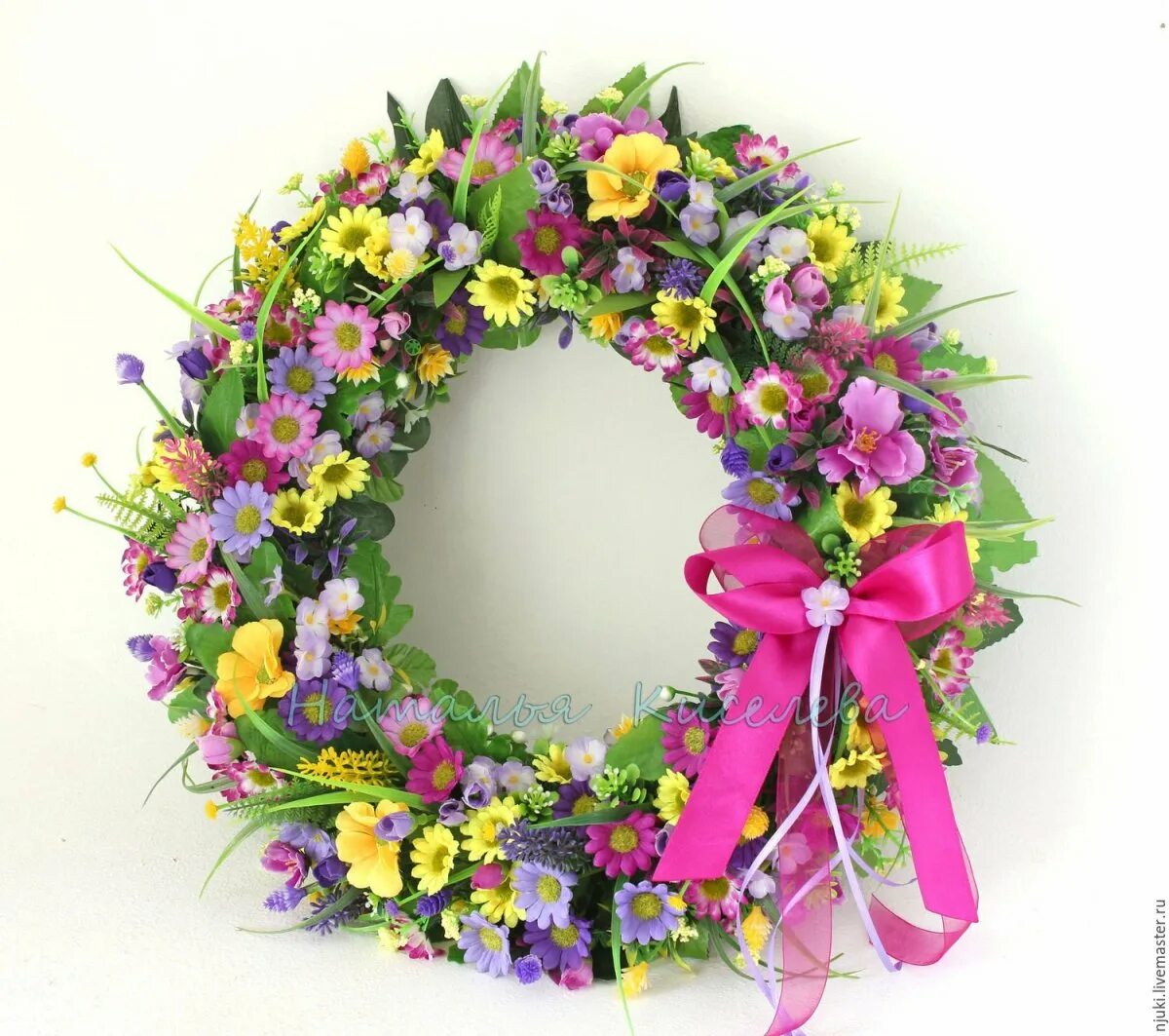 Цифра 3 из цветов. Цифры из цветов. Объемная восьмерка из салфеток. Объемная цифра 8. Венок из креповой бумаги.