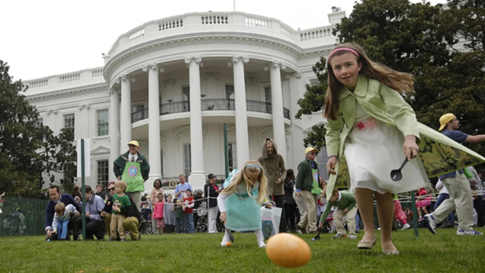 White House Easter Egg Roll. Катание яиц в США. Пасха в Америке белый дом. Катания яиц перед белым домом. Пасха в сша 2024