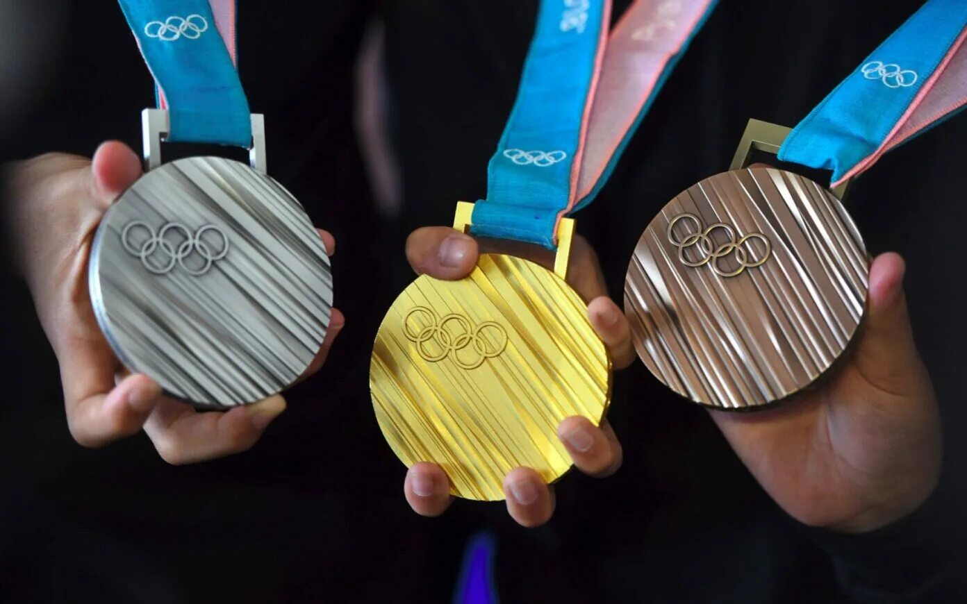 Золотая медаль Олимпийских игр 2022. Медали на Олимпиаде в Пекине 2022. Олимпийские игры в Пекине 2022 медали. Золотая медаль ОИ Пекин 2022.
