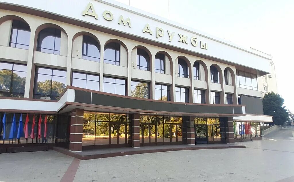 Музей изобразительных искусств махачкала. Музей изобразительных искусств патимат гамзатовой. Дагестанский государственный медицинский университет. Дом дружбы махачкала. Правительство рд махачкала.