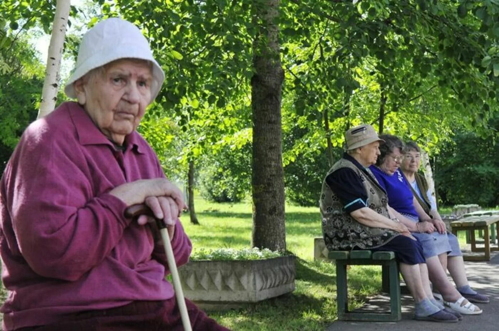 Пожилые люди в России. Пожилые люди в обществе. Пенсионеры фото. Одиночество пожилых.