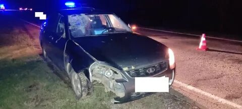 Машина врезалась в дорогу