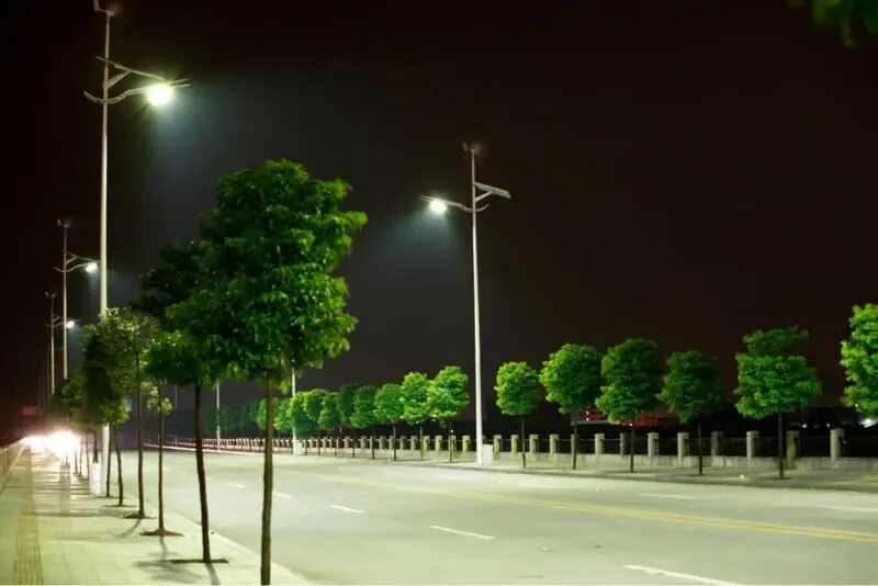 Уличное освещение. Уличное освещение города. Светодиодные столбы освещения. Светодиодное наружное освещение.