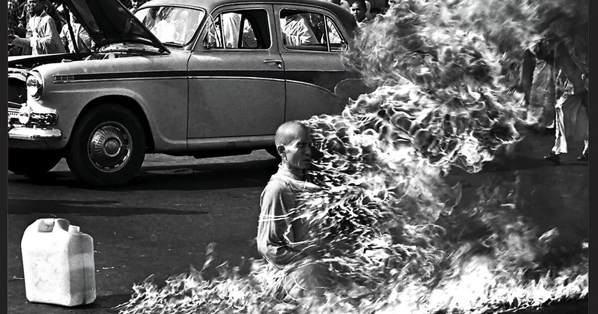 Монах горит. Тхить куанг дык вьетнамский монах. самосожжение вьетнам 1963. тхить куанг дык самосожжение. самосожжение монаха 1963.