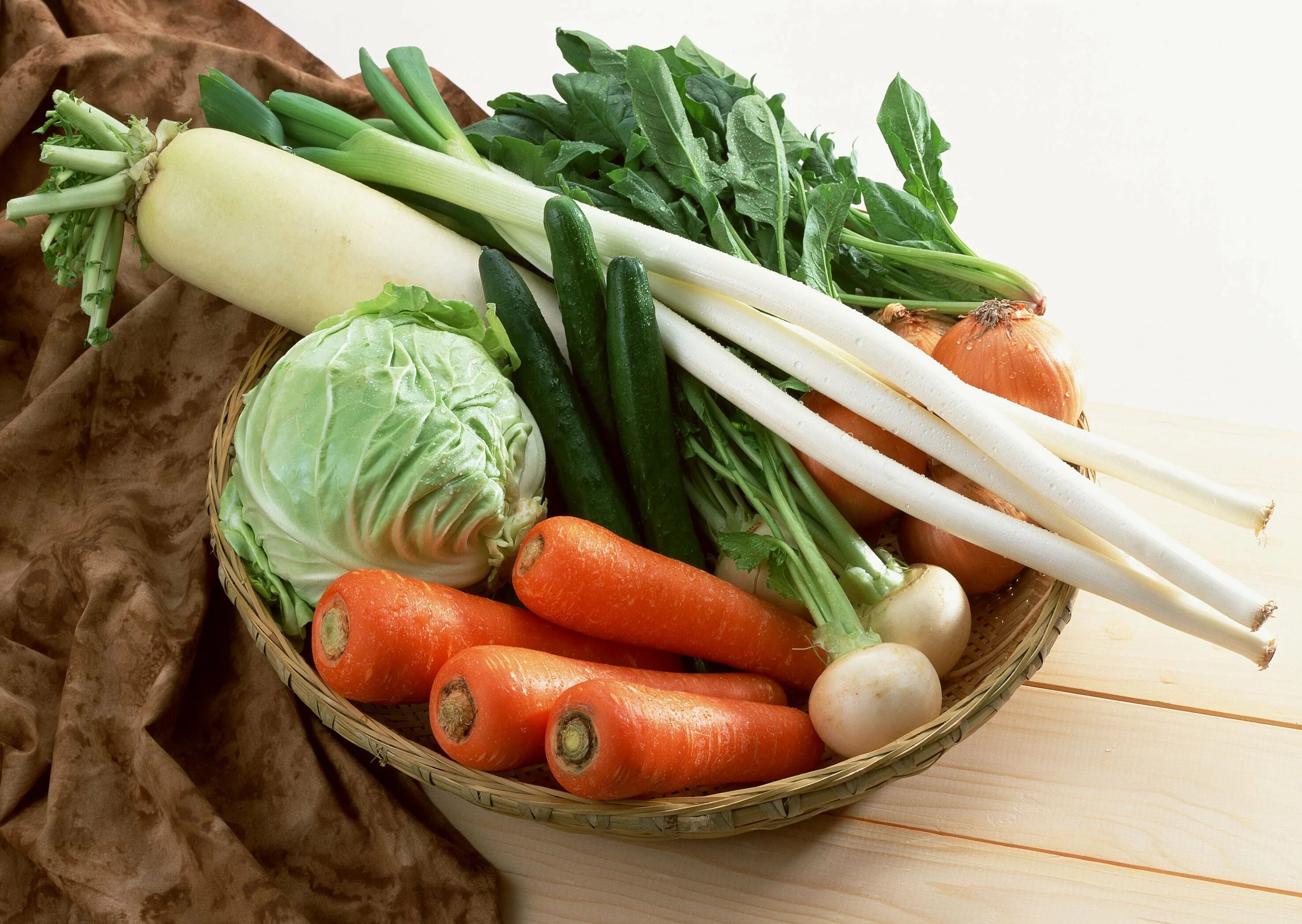 Овощи. Свежие овощи. Капуста и морковь. Овощи и зелень.