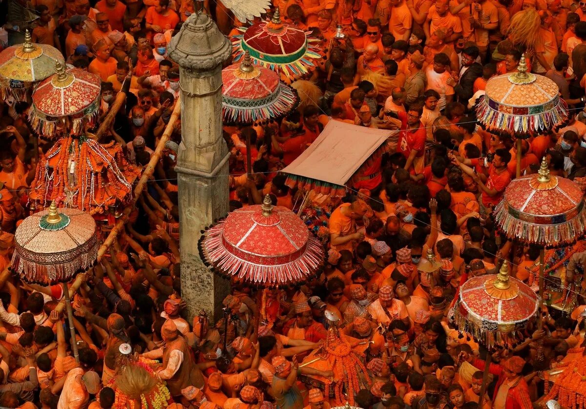 Бискет джатра. Фестиваль бискет джатра. мачхчхиндра джатра. бхактапур непал фестиваль.