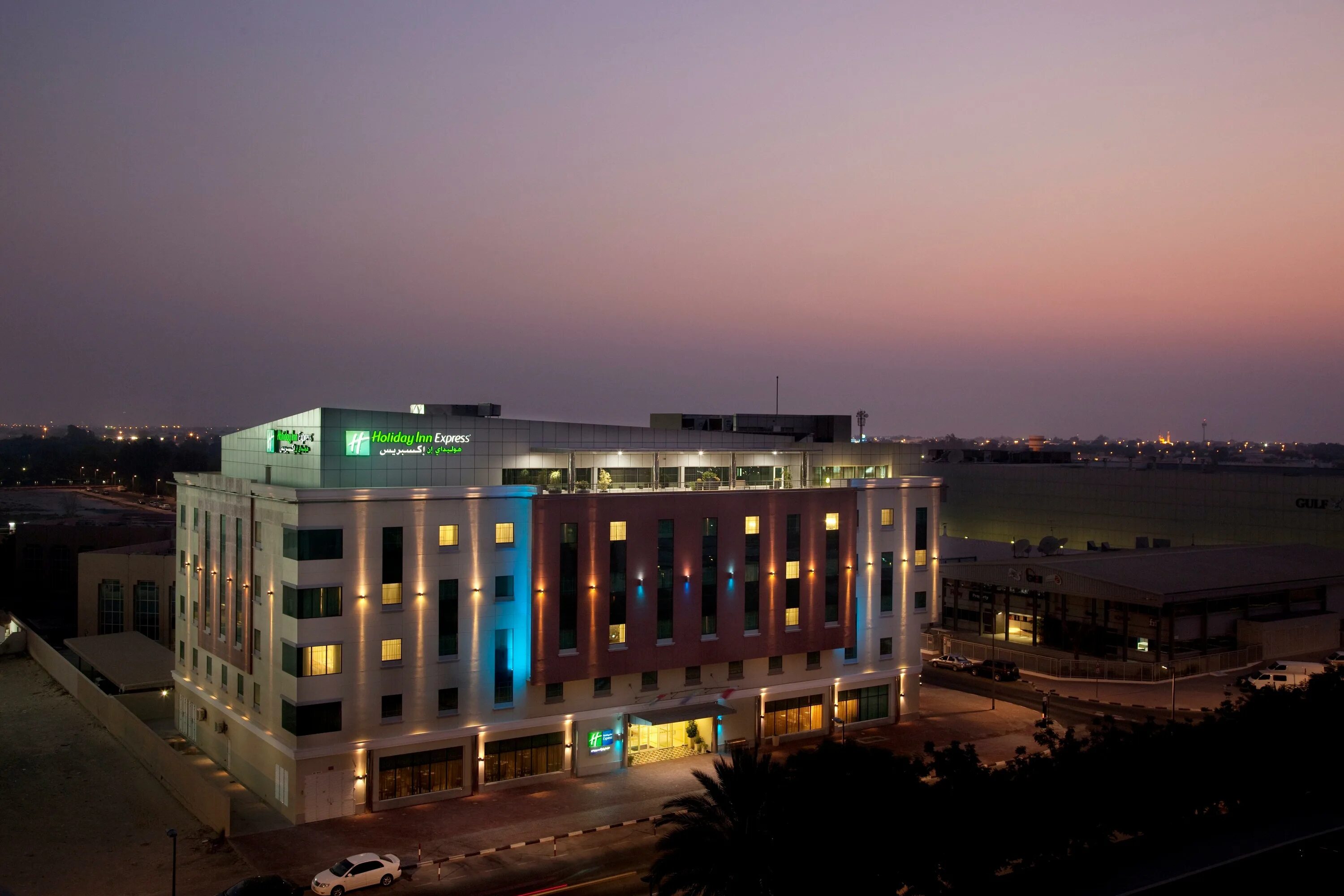 Holiday дубай. Holiday Inn Express Dubai Safa Park. Holiday Inn Express Safa Park 2*. Holiday Inn Express Safa Park 3. Holiday Inn Express Safa Park 2* (Дубай, Даунтаун).